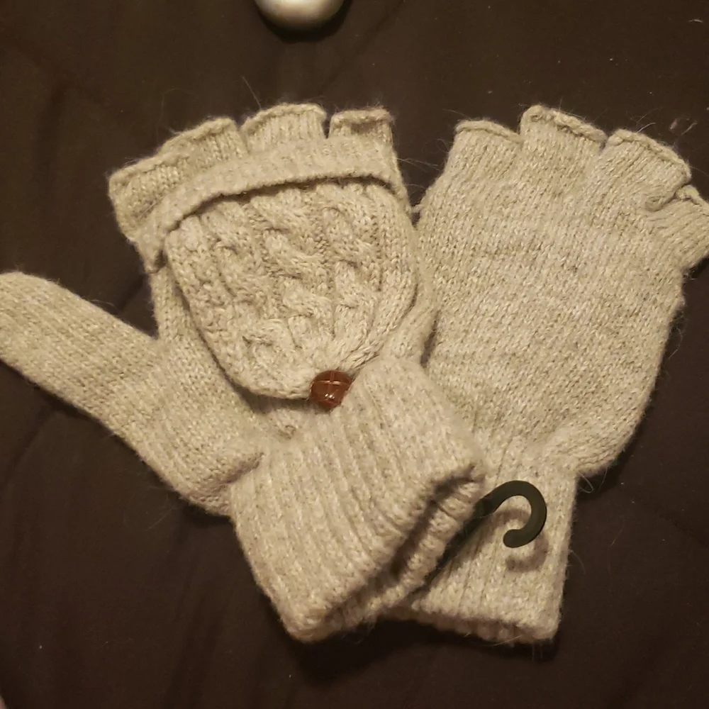NEW with tag button gloves - Picture 4 of 4